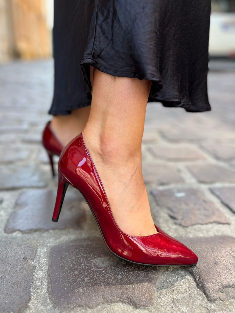 Maroon patent leather pumps on a comfortable heel Conhpol, Konopka Shoes